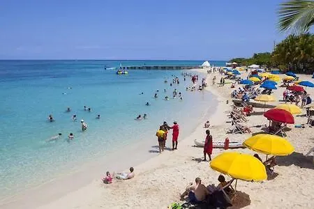 Ultra Modern 2Br Penthouse, Sleeps 5, Beach Front, Pool, Roof Patio, Montego Bay Apartment 0*,