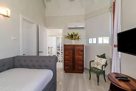 Ultra Modern 2Br Penthouse, Sleeps 5, Beach Front, Pool, Roof Patio, Montego Bay Apartment