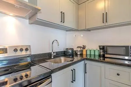 Ultra Modern 2Br Penthouse, Sleeps 5, Beach Front, Pool, Roof Patio, Montego Bay Apartment