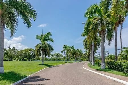 Ultra Modern 2Br Penthouse, Sleeps 5, Beach Front, Pool, Roof Patio, Montego Bay Apartment Jamaica