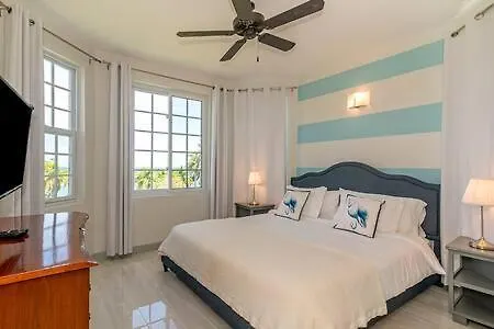 Ultra Modern 2Br Penthouse, Sleeps 5, Beach Front, Pool, Roof Patio, Montego Bay Apartment