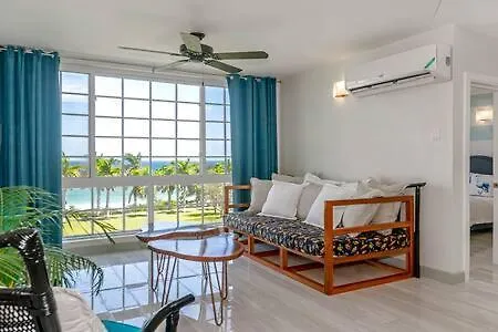 Ultra Modern 2Br Penthouse, Sleeps 5, Beach Front, Pool, Roof Patio, Montego Bay Apartment