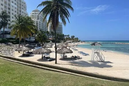 Ultra Modern 2Br Penthouse, Sleeps 5, Beach Front, Pool, Roof Patio, Montego Bay Apartment 0*,