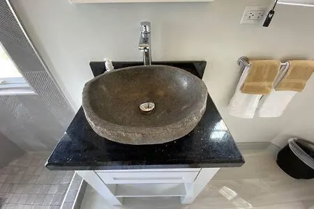 Ultra Modern 2Br Penthouse, Sleeps 5, Beach Front, Pool, Roof Patio, Montego Bay Apartment