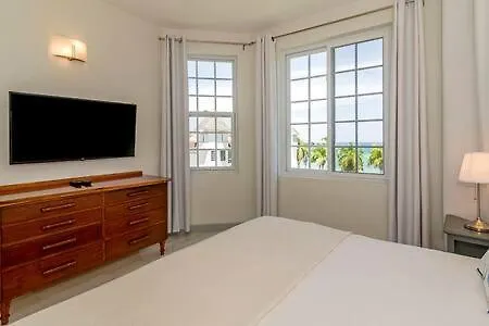 Ultra Modern 2Br Penthouse, Sleeps 5, Beach Front, Pool, Roof Patio, Montego Bay Apartment