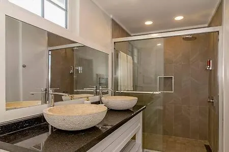 Ultra Modern 2Br Penthouse, Sleeps 5, Beach Front, Pool, Roof Patio, Montego Bay Apartment Jamaica