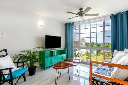 Ultra Modern 2Br Penthouse, Sleeps 5, Beach Front, Pool, Roof Patio, Montego Bay Apartment